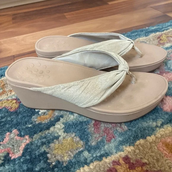 Vionic Arabella Flip Flop Platform Wedge Sandals Champagne SZ 9 - Picture 1 of 10
